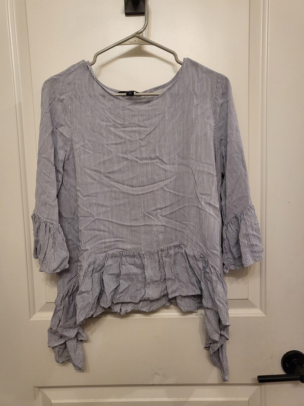 Simply Vera Wang Ruffle Trim Sharkbite Hem Top Blouse Medium Blue Striped